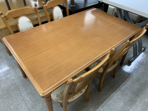 生活家具のダイニングテーブル