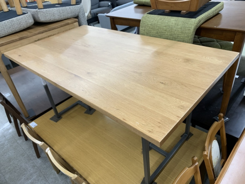 生活家具のダイニングテーブル
