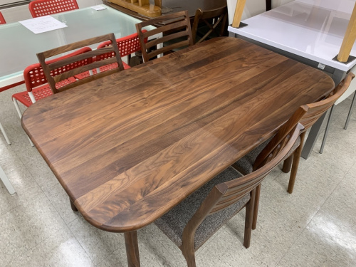 生活家具のダイニングテーブル