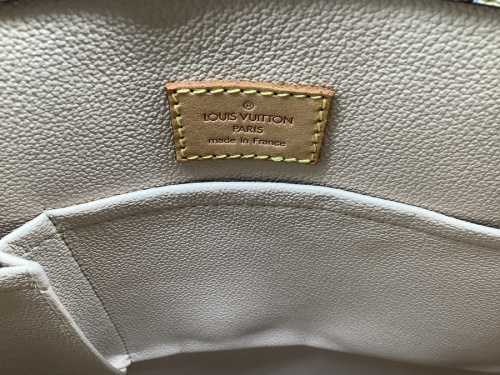 トートバッグのLOUIS VUITTON