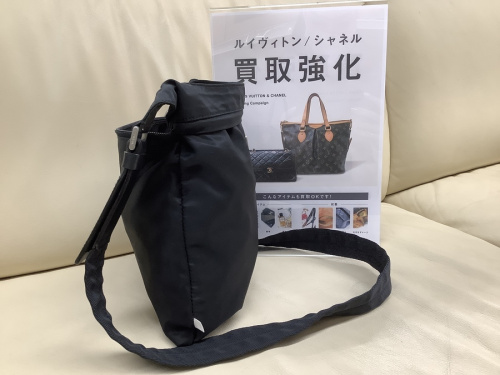 ナイロンショルダーバッグのPRADA