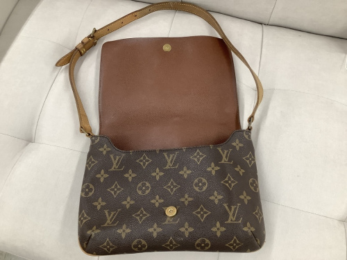ショルダーバッグのLOUIS VUITTON