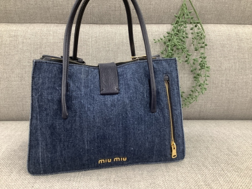 2WAYハンドバッグのMIU MIU