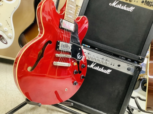 楽器のセミアコギター