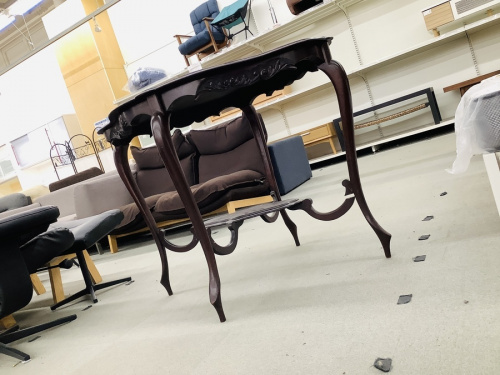 生活家具のテーブル