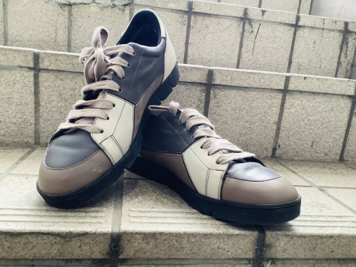 靴のスニーカー