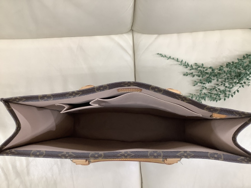 トートバッグのLOUIS VUITTON