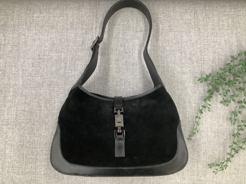 スウェードショルダーバッグのGUCCI
