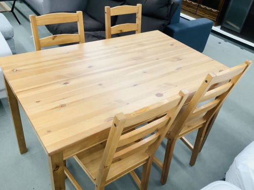 生活家具のテーブル
