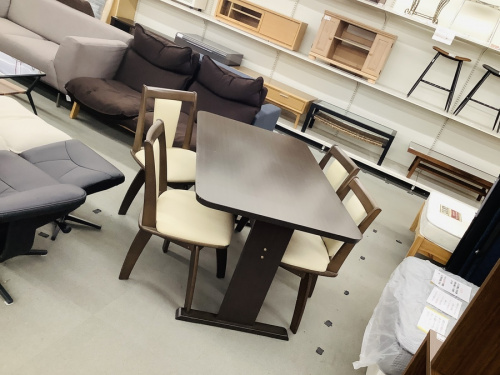 生活家具のテーブル