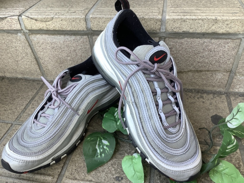 靴のスニーカー