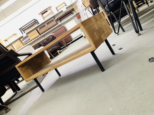 生活家具のテーブル