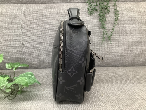 ボディーバッグのLOUIS VUITTON