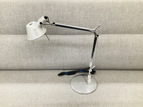 デスクスタンドのArtemide