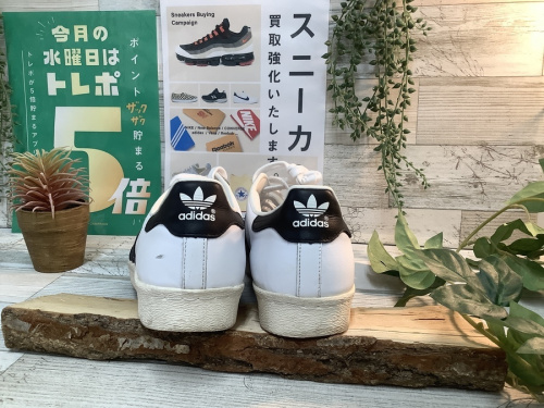 ローカットスニーカーのadidas