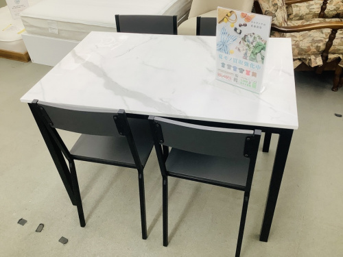生活家具のテーブル