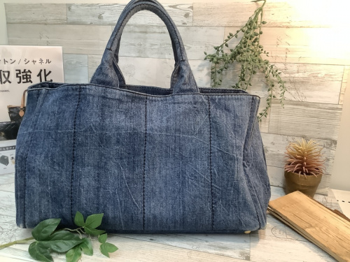 デニムラージトートバッグのPRADA
