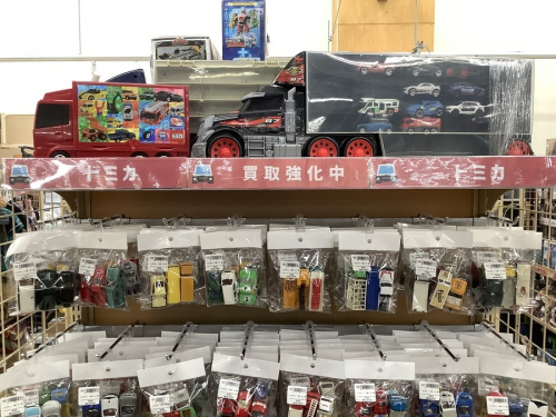 トミカのTOMICA