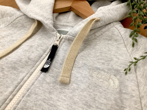 リアビューフルジップフーディのTHE NORTH FACE