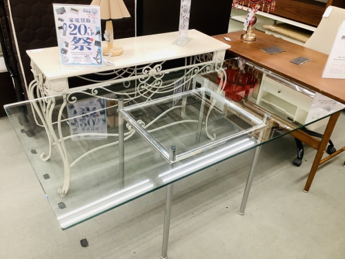 生活家具のテーブル
