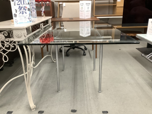 ガラステーブルのcassina