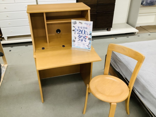 生活家具のテーブル