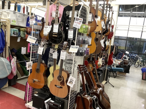 中古楽器店のギター