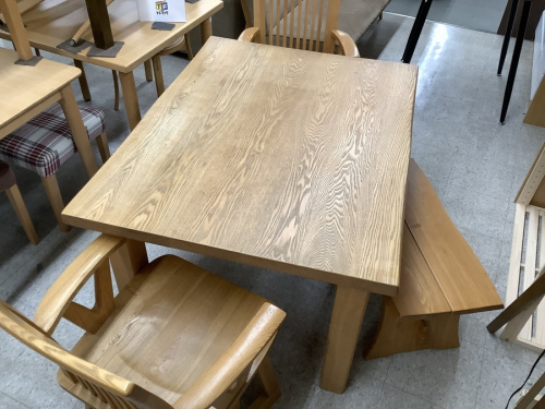 生活家具のテーブル