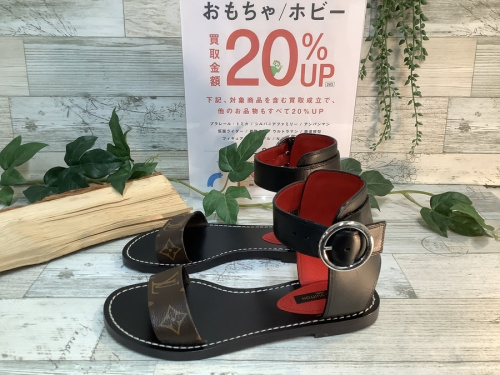 サンダルのアンクルストラップサンダル
