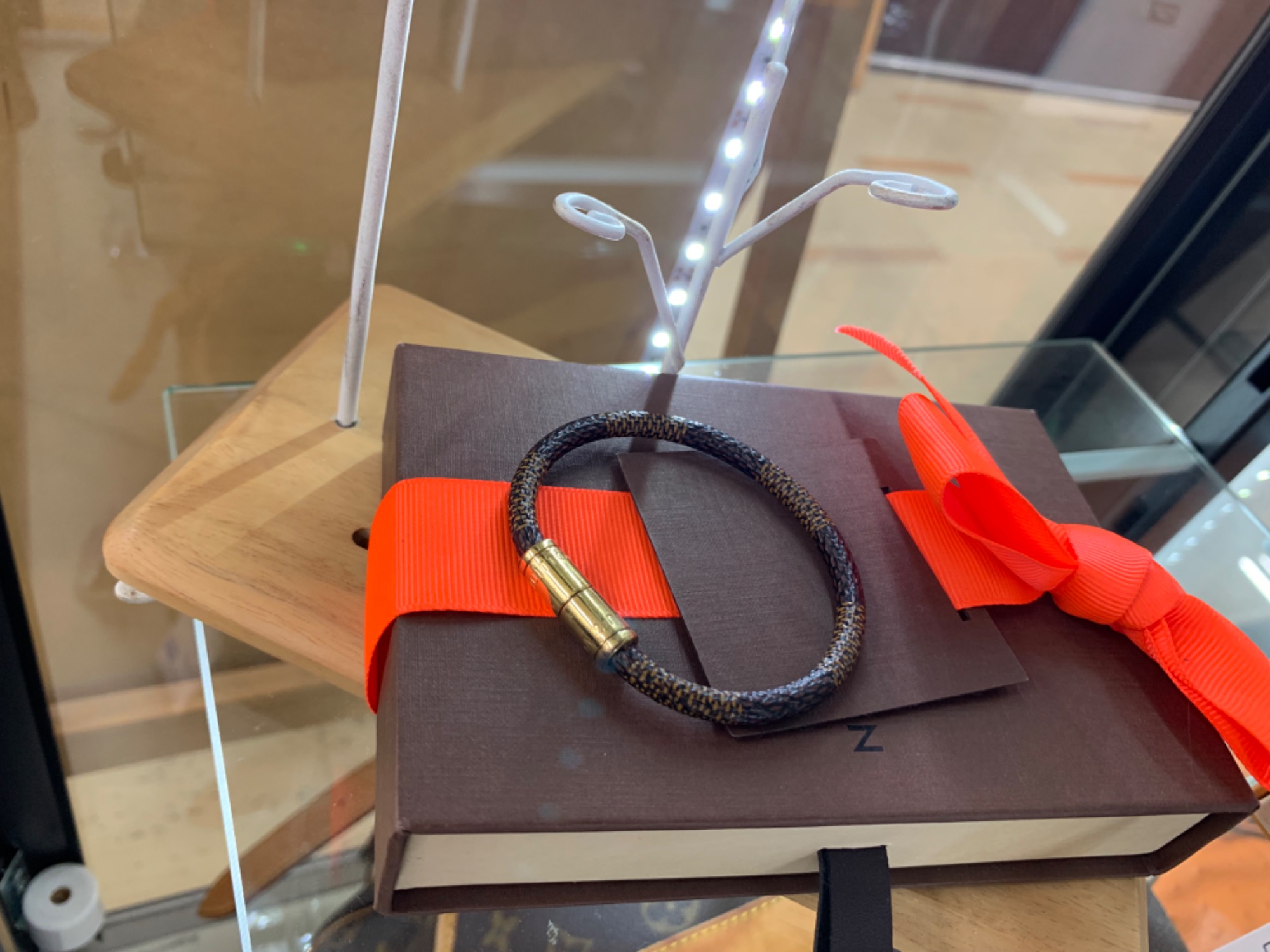 Louis Vuittonルイヴィトン　ダミエ　バングル　箱付き　39384 Louis Vuittonルイヴィトン ダミエ バングル 箱付き 39384