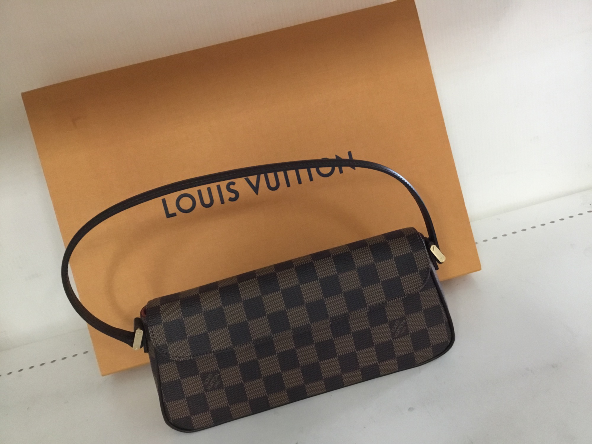 Louis Vuittonのﾀﾞﾐｴ・ﾚｺﾚｰﾀのﾊﾝﾄﾞﾎﾟｰﾁが買取入荷しました