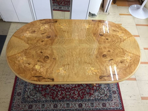 テーブルのダイニングテーブル