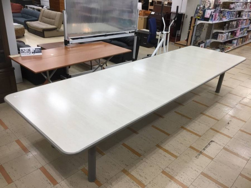 デスクの会議用テーブル