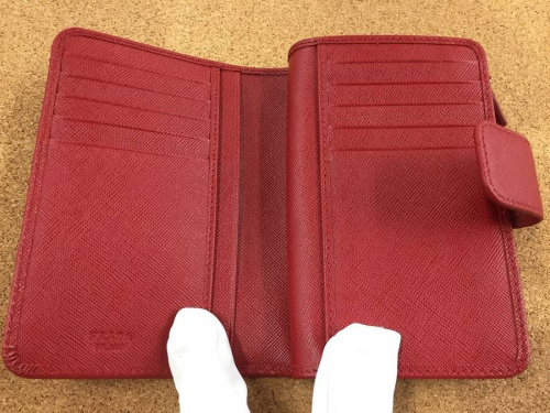 財布のPRADA