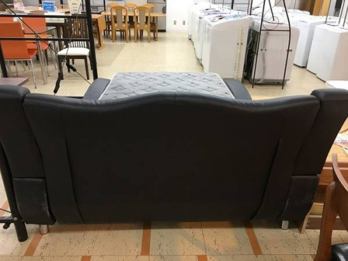 デザイン家具のダブルベッド