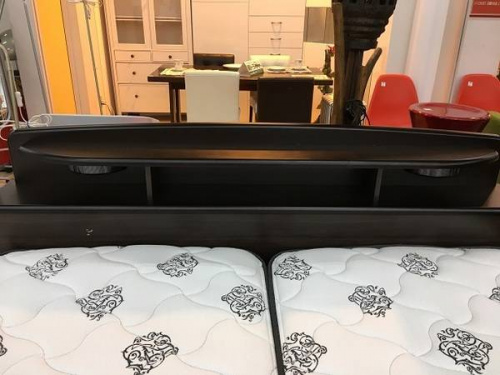 ベッドのクイーンベッド