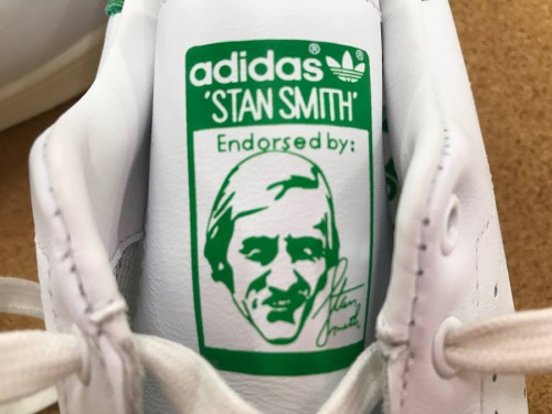 スニーカーのadidas