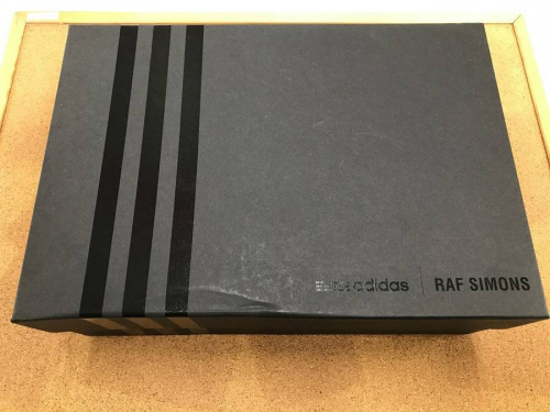 adidasのRAF SIMONS