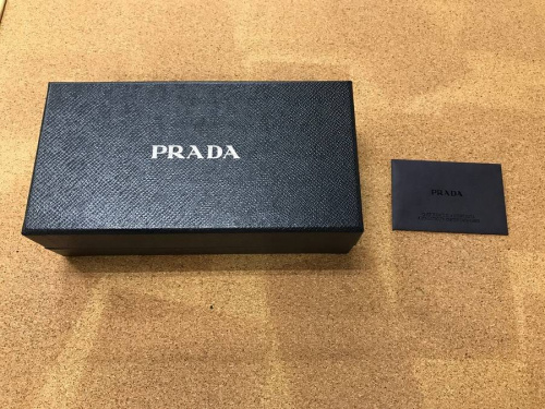 二つ折り財布のPRADA