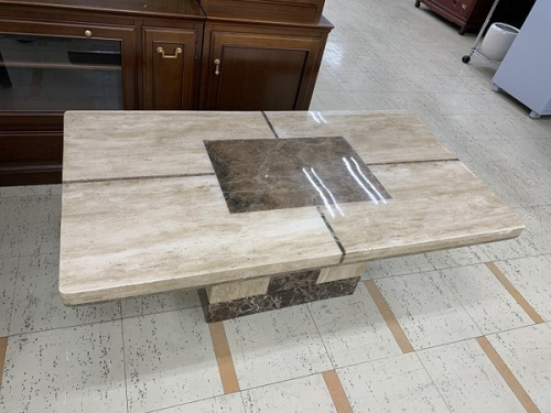 家具のテーブル