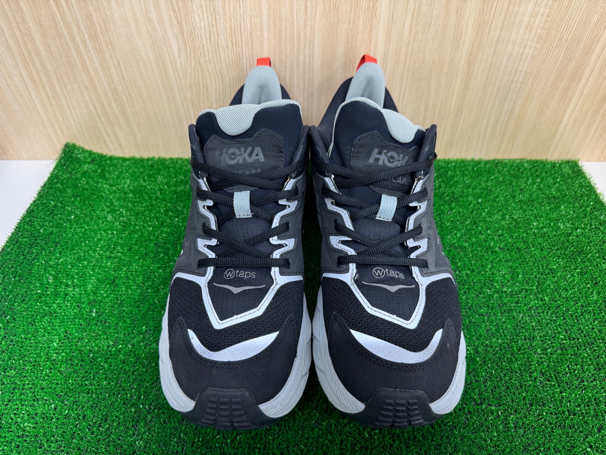 HOKAONEONE（ホカオネオネ）× WTAPS（ダブルタップス）との