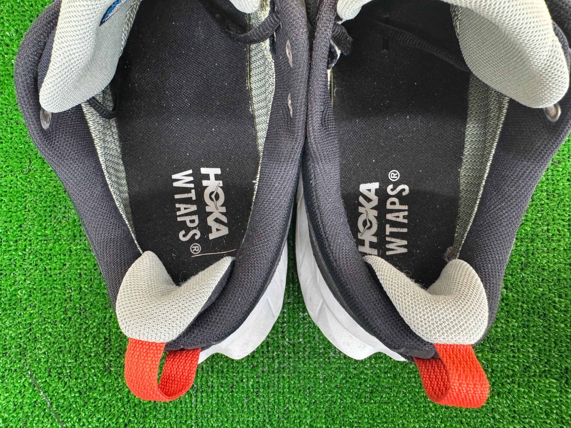 HOKAONEONE（ホカオネオネ）× WTAPS（ダブルタップス）との