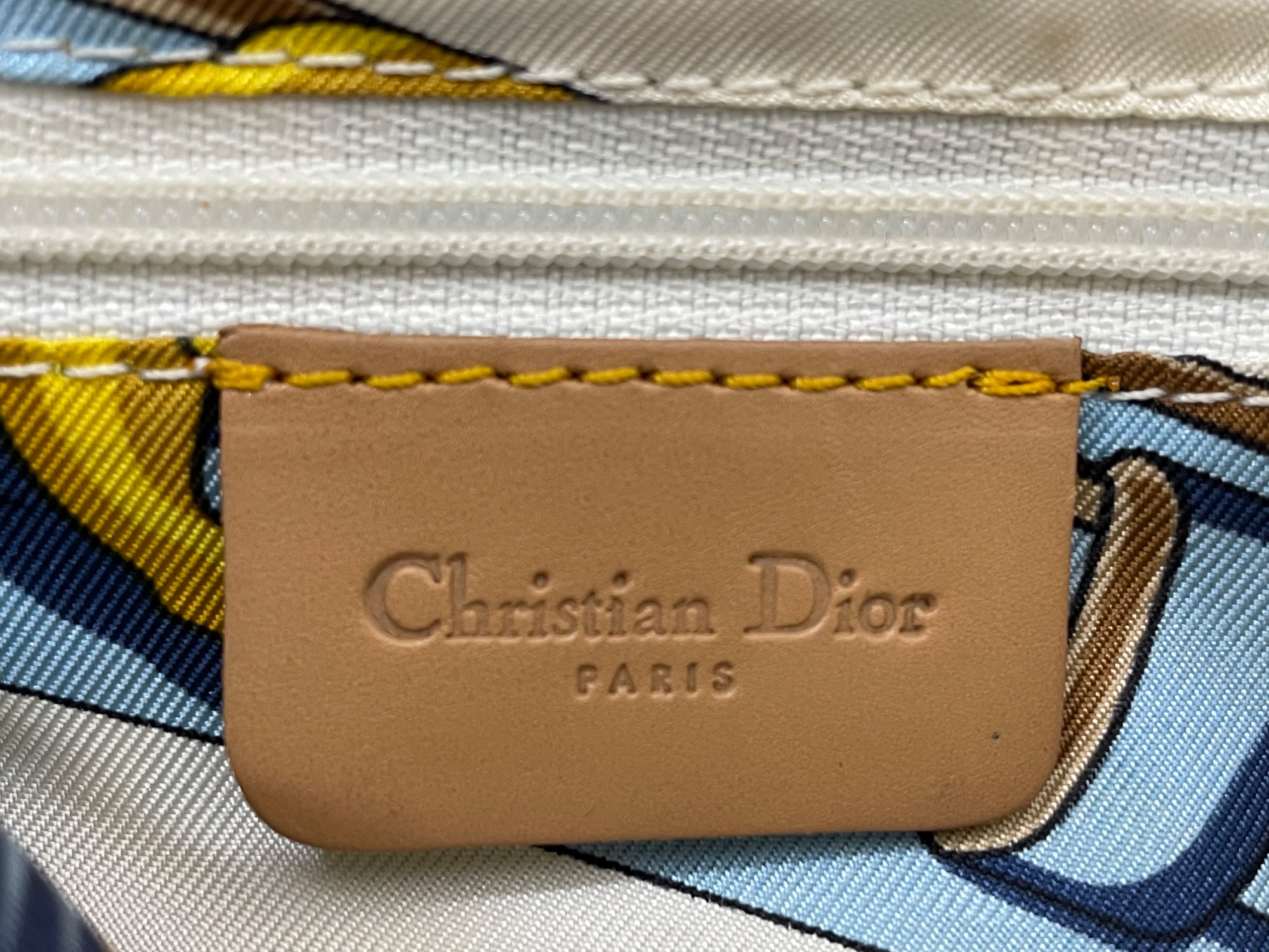 新品 Christian Dior クリスチャンディオール♥デニム サドルバッグ DIOR】デニムエンブロイダリーの「サドル」バッグができるまで