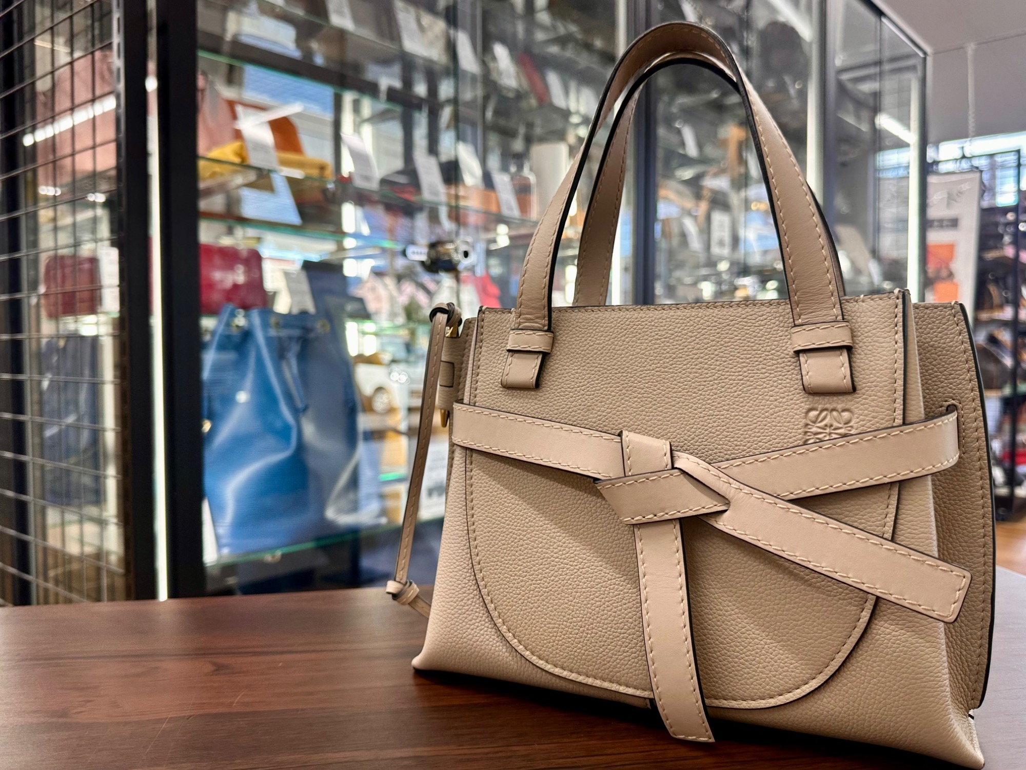 最終値下　ロエベ ゲートトップハンドル　ハンドバッグ　LOEWE LOEWE（ロエベ）2wayショルダーバッグ ゲートトップハンドルが入荷