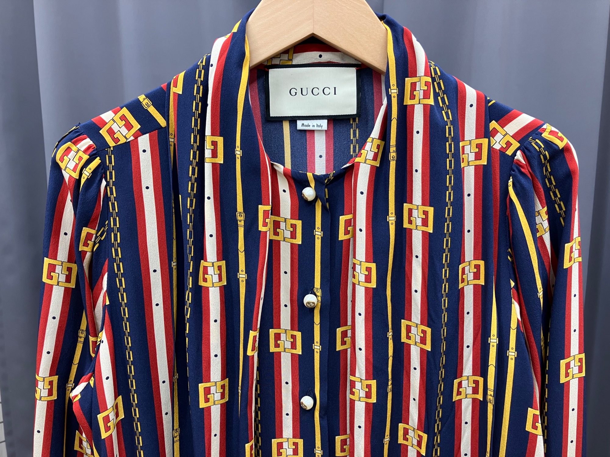 GUCCI（グッチ）のパールボタンシルクボウタイブラウスが買取入荷
