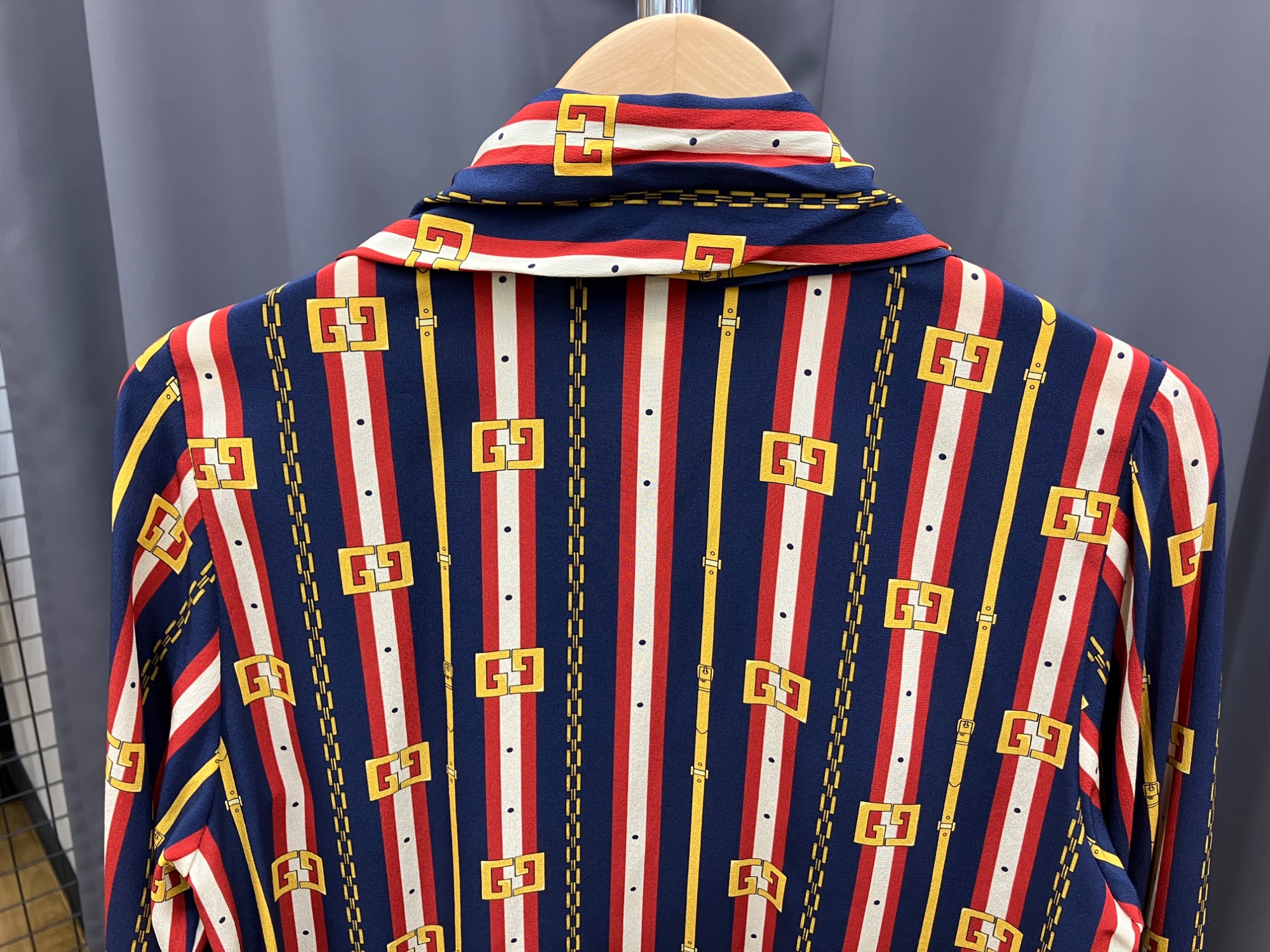 GUCCI（グッチ）のパールボタンシルクボウタイブラウスが買取入荷