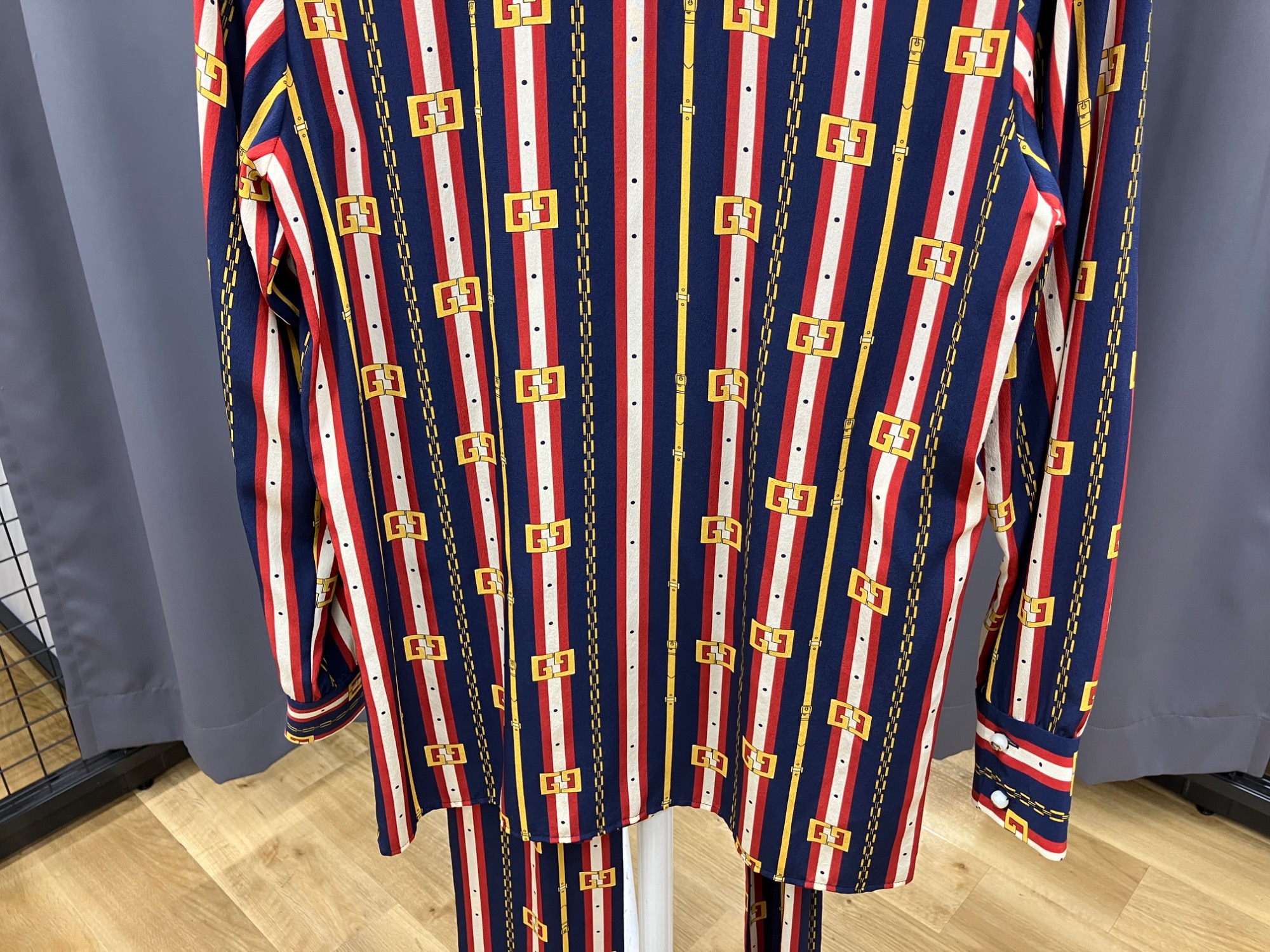 GUCCI（グッチ）のパールボタンシルクボウタイブラウスが買取入荷