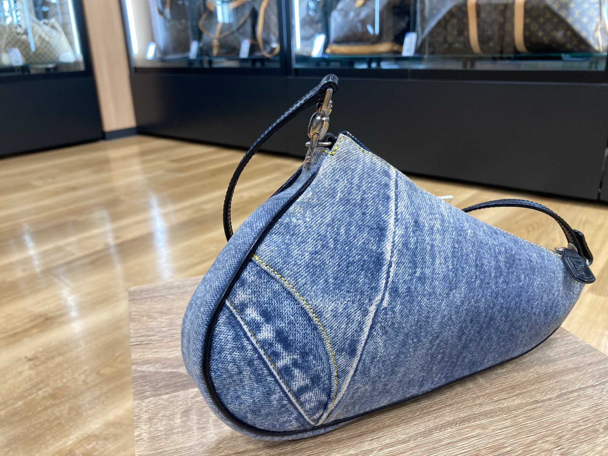 Christian Dior ショルダーバッグ サドルバッグ デニム プリント ディオール「サドル」バッグ新作、デニム刺繍の“ディオール