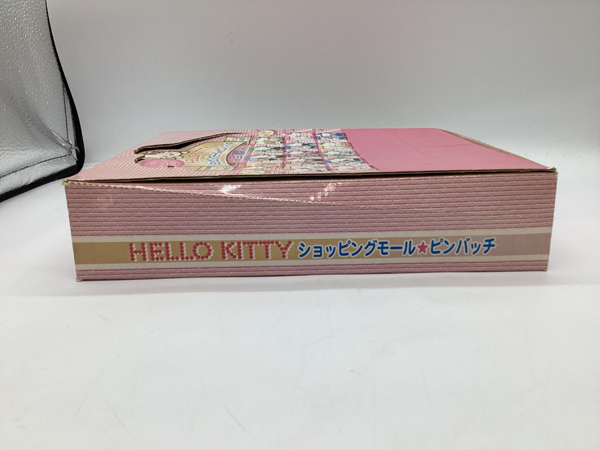 サンリオより【HELLO KITTY ショッピングモール ピンバッチ】のご紹介