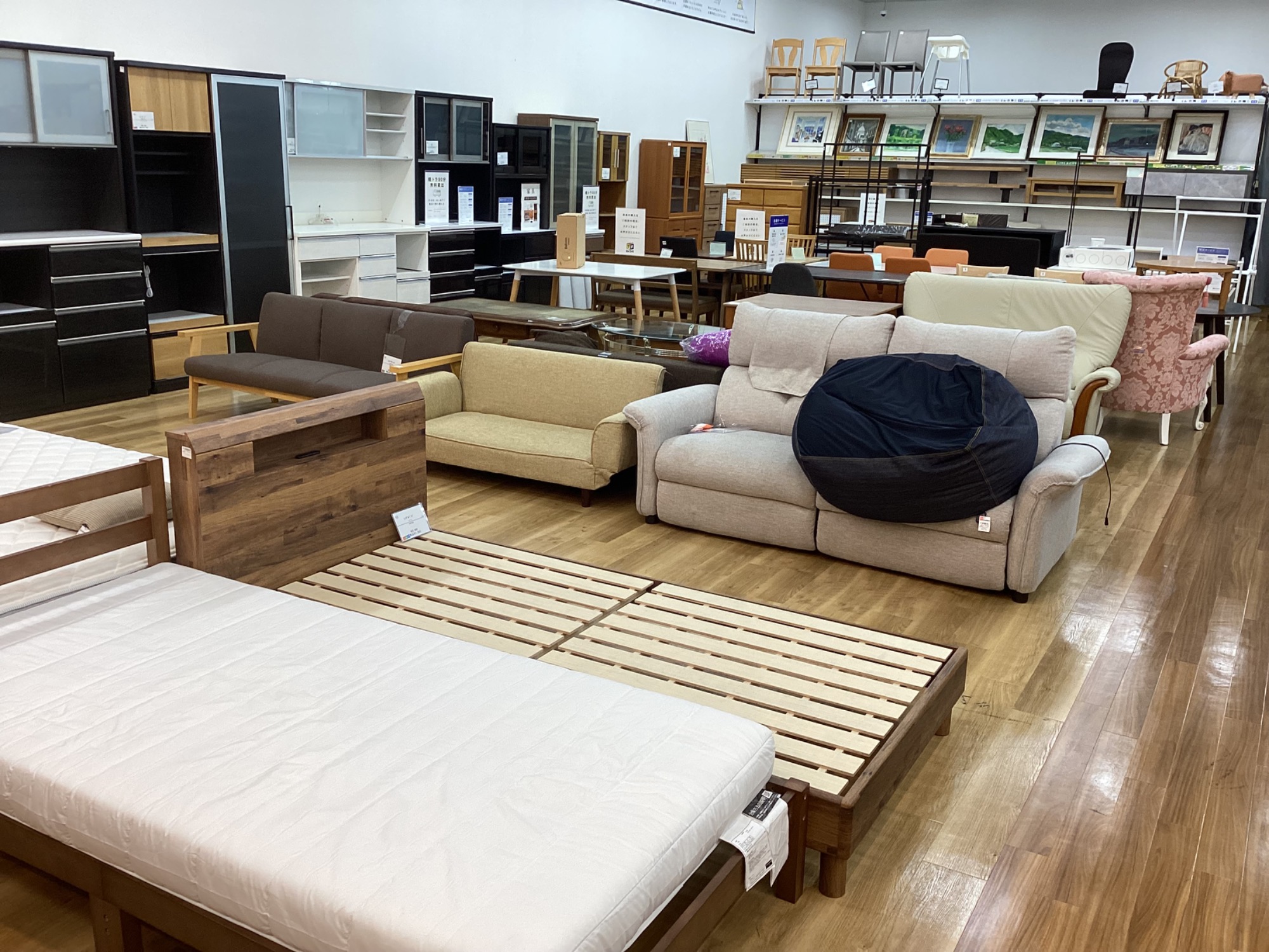 コスパクリエーション ダイニングテーブル 収納ラック付 伸縮ダイニング 北欧ヴィンテージテイスト 【トレファク/トレファクベイシア前橋モール店/リサイクルショップ】 コスパクリエーション ダイニングテーブル 収納ラック付 伸縮